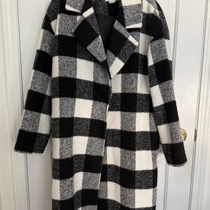 NOIZE Cream and Black Plaid Kort Coat